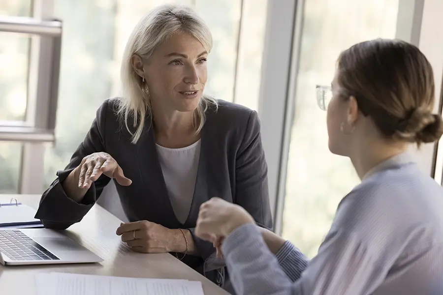 To kvinder i dialog med computer