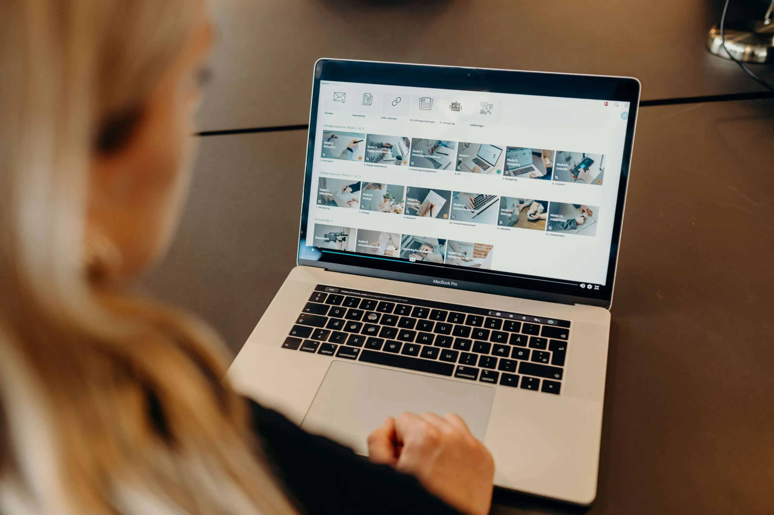 Kvinde kigger på computer - JobHelp hos Konsulenterne DHP